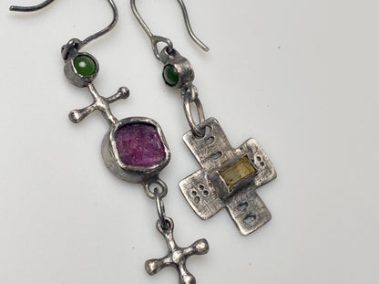 Eklektische Charm-Silberohrringe mit Jade, Rubin und Skapolith