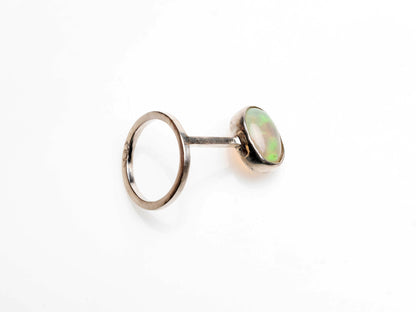 Minimalistischer Ring mit natürlichem, oval geformtem brasilianischem Opal