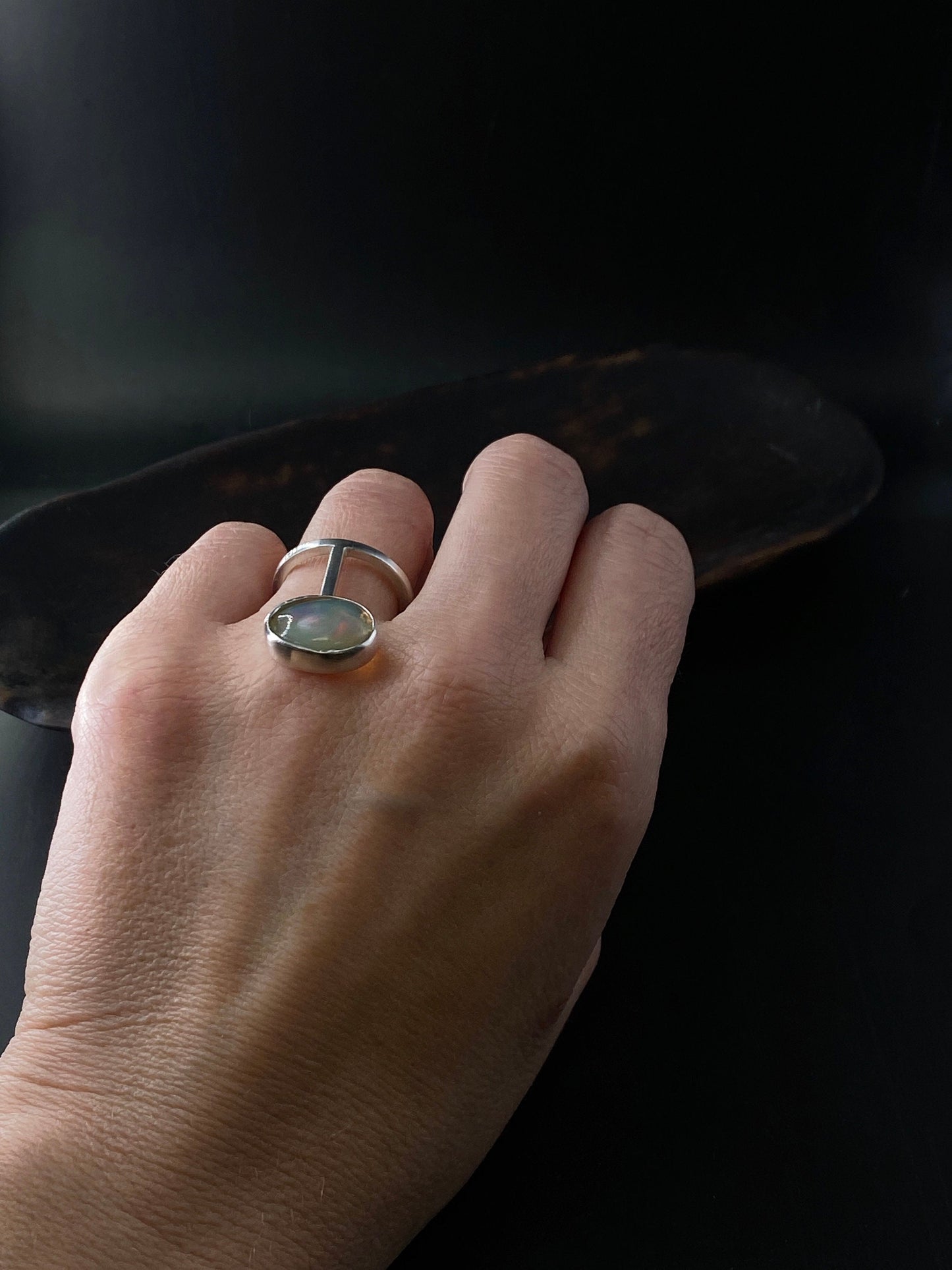 Minimalistischer Ring mit natürlichem, oval geformtem brasilianischem Opal